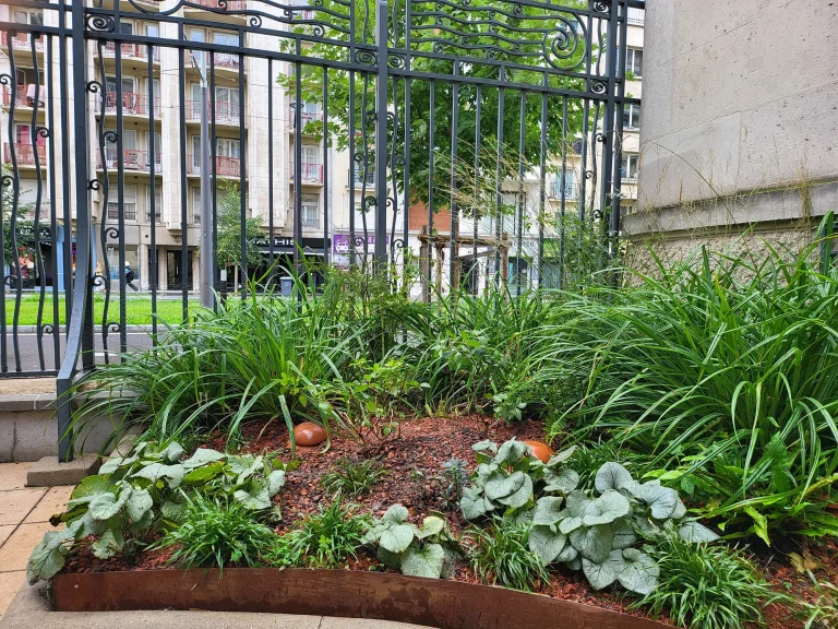 Aménagement par Miroardo d'un jardin de copropriété situé Square Gouvion-Saint-Cyr dans le 17e arrondissement à Paris.