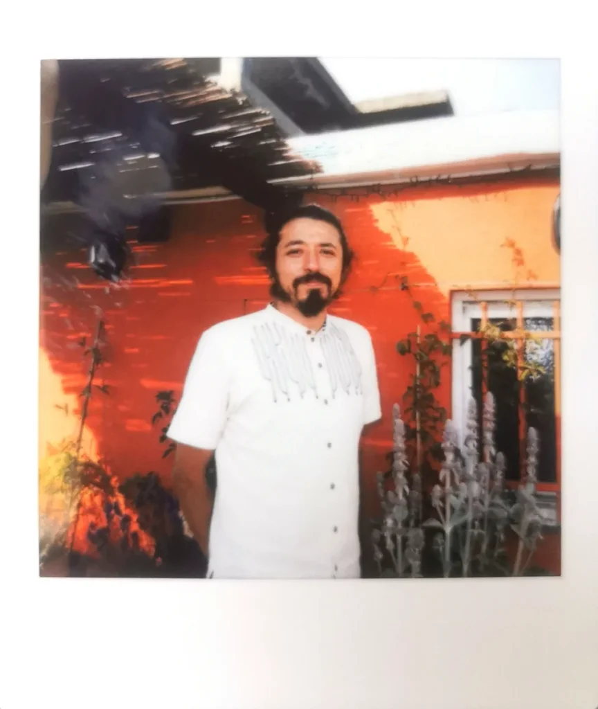 Josue Olguin, architecte spécialisé dans la maçonnerie en terre crue et jardinier à l'atelier Miroardo