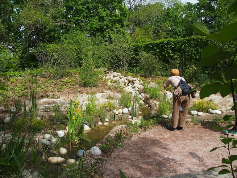 Un visiteur dans le jardin éphémère réalisé dans le cadre du festival international des Jardins à Chaumont sur Loire en Avril 2023. Il s'agit d'une collaboration entre Miroardo et le collectif Brèche.