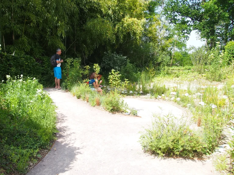 Quelques visiteurs dans le jardin éphémère réalisé dans le cadre du festival international des Jardins à Chaumont sur Loire en Avril 2023. Il s'agit d'une collaboration entre Miroardo et le collectif Brèche.