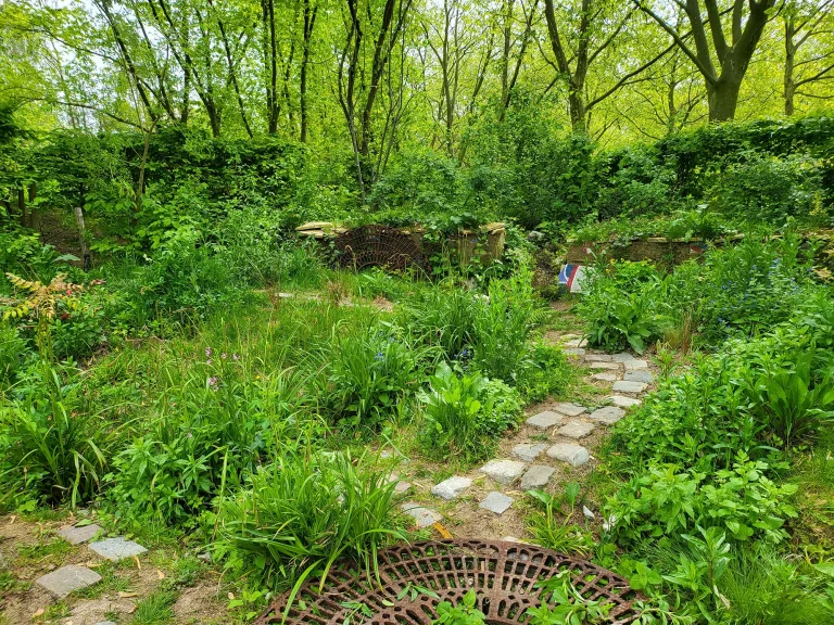 Vue du jardin éphémère réalisé dans le cadre du Festival international des jardins "Hors les murs" au parc de La Villette à Paris.
