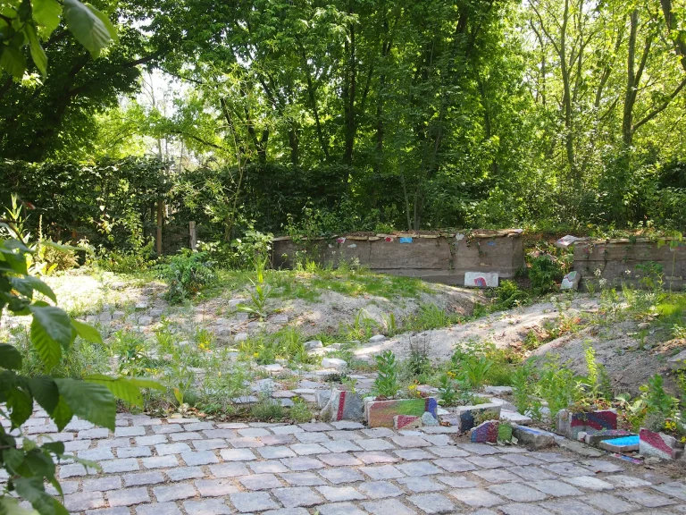 Vue du jardin éphémère réalisé dans le cadre du Festival international des jardins "Hors les murs" au parc de La Villette à Paris.