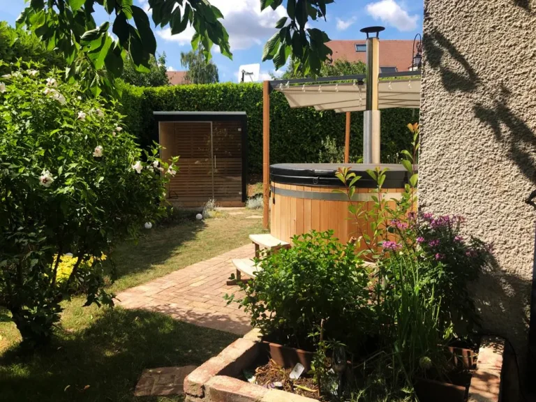 Aménagement paysager d'un jardin privé avec spa par l'équipe de Miroardo à Chamboucy dans les Yvelines.