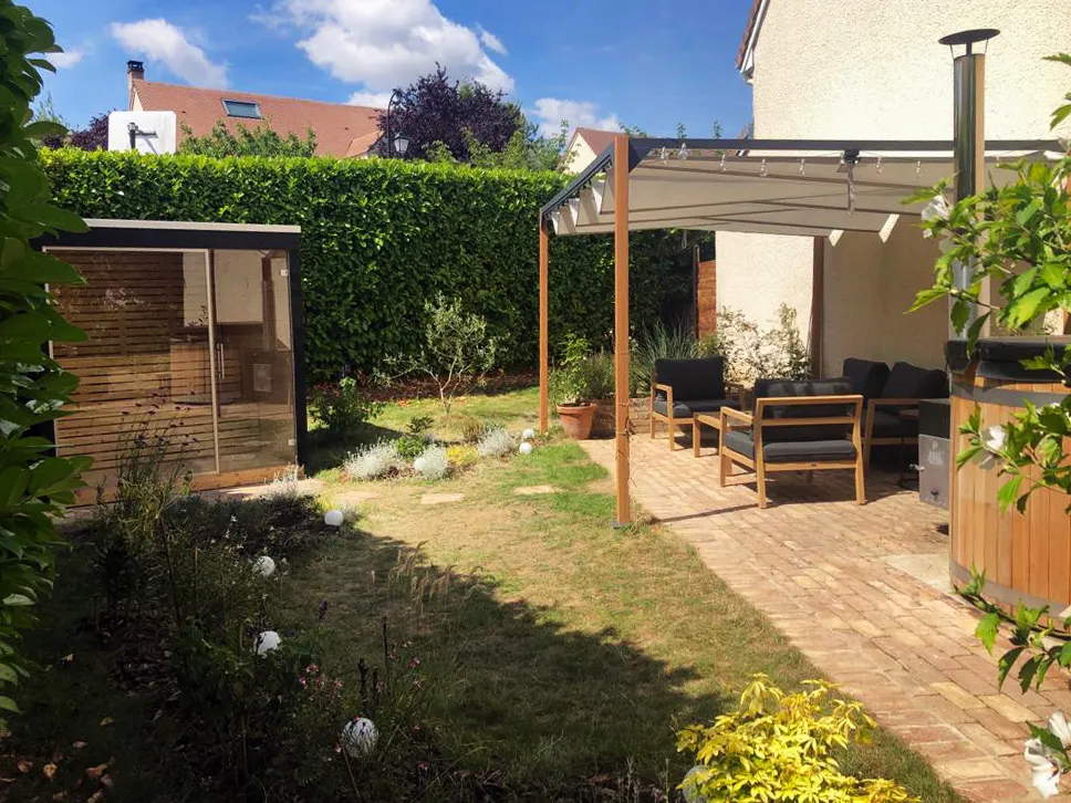 Aménagement paysager de la terrasse d'un jardin privé par l'équipe de Miroardo à Chamboucy dans les Yvelines.