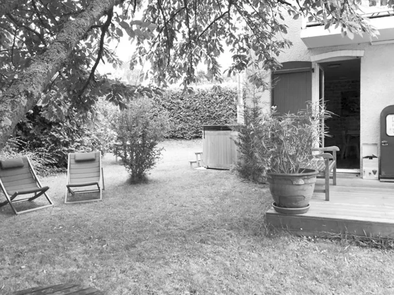 Vue du jardin à Chamboucy dans les Yvelines avant l'aménagement paysager par l'équipe de Miroardo.