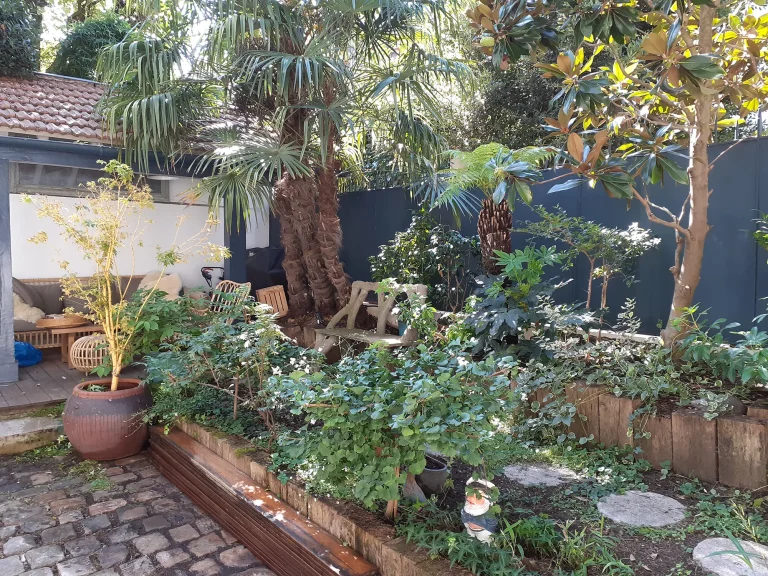 Aménagement par Miroardo d'un jardin privé situé quartier La Mouzaia dans le 19e arrondissement de Paris.