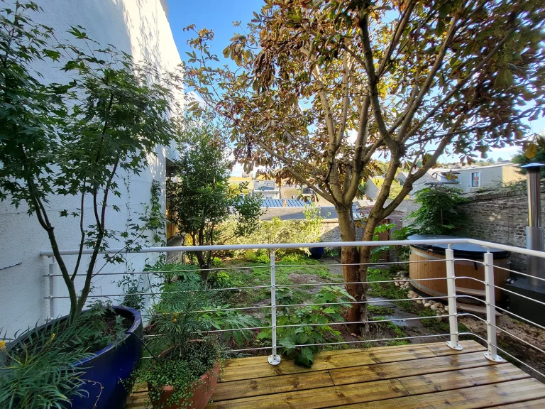 Jardin privé au Tréport à Mers-les-Bains en Seine-Maritime après l'aménagement paysager par l'équipe de Miroardo.