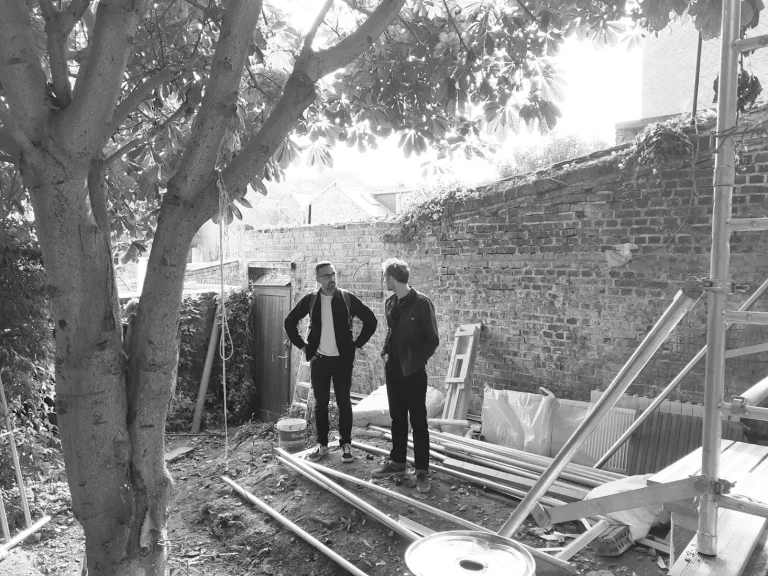 Dorian dans le jardin au Tréport à Mers-les-Bains en Seine-Maritime avant l'aménagement paysager par l'équipe de Miroardo.