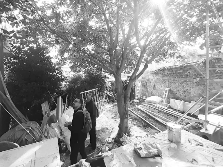 Dorian découvre le jardin au Tréport à Mers-les-Bains en Seine-Maritime avant l'aménagement paysager par l'équipe de Miroardo.