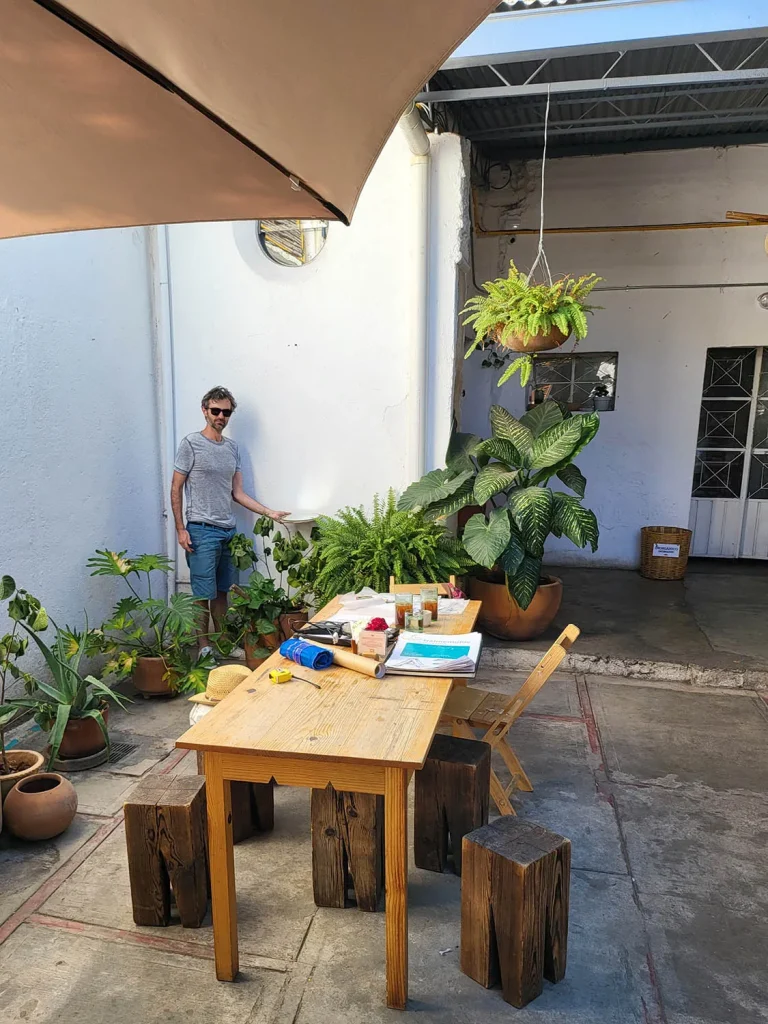 Dorian pose sur la terrasse de la boulangerie Pan Con Madre à Oaxaca au Mexique avant l'aménagement par les paysagistes de Miroardo.