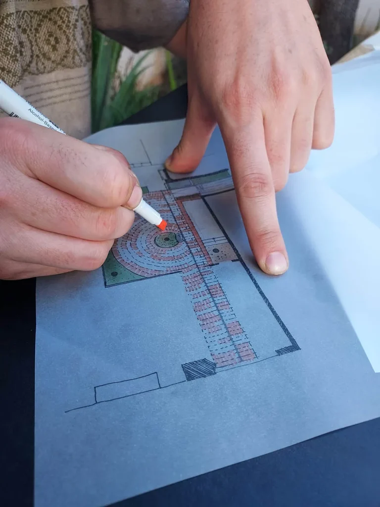 Sébastien dessine le plan de la terrasse de la boulangerie Pan Con Madre à Oaxaca au Mexique.